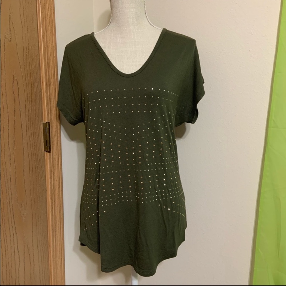 EUC M Apt 9 green studded short sleeve tee boat neck